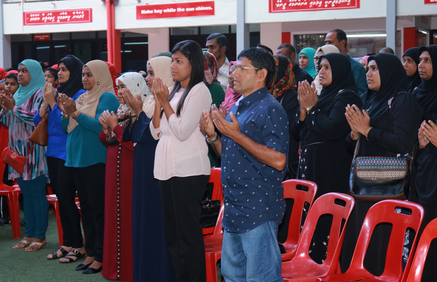 މާލެ: ފެބްރުއަރީ 28، 2017- އިސްކަންދަރު ސްކޫލުގެ ޕްރިފެކްޓް ބޯޑާއި ކްލަބުތަކުގެ މަގާމުތަކަށް ހޮވުނު ދަރިވަރުން ހުވާކުރުމަށް ބޭއްވި ރަސްމިއްޔާތުގެ ތެރެއިން.---ފޮޓޯ: އިސްކަންދަރު ސްކޫލް