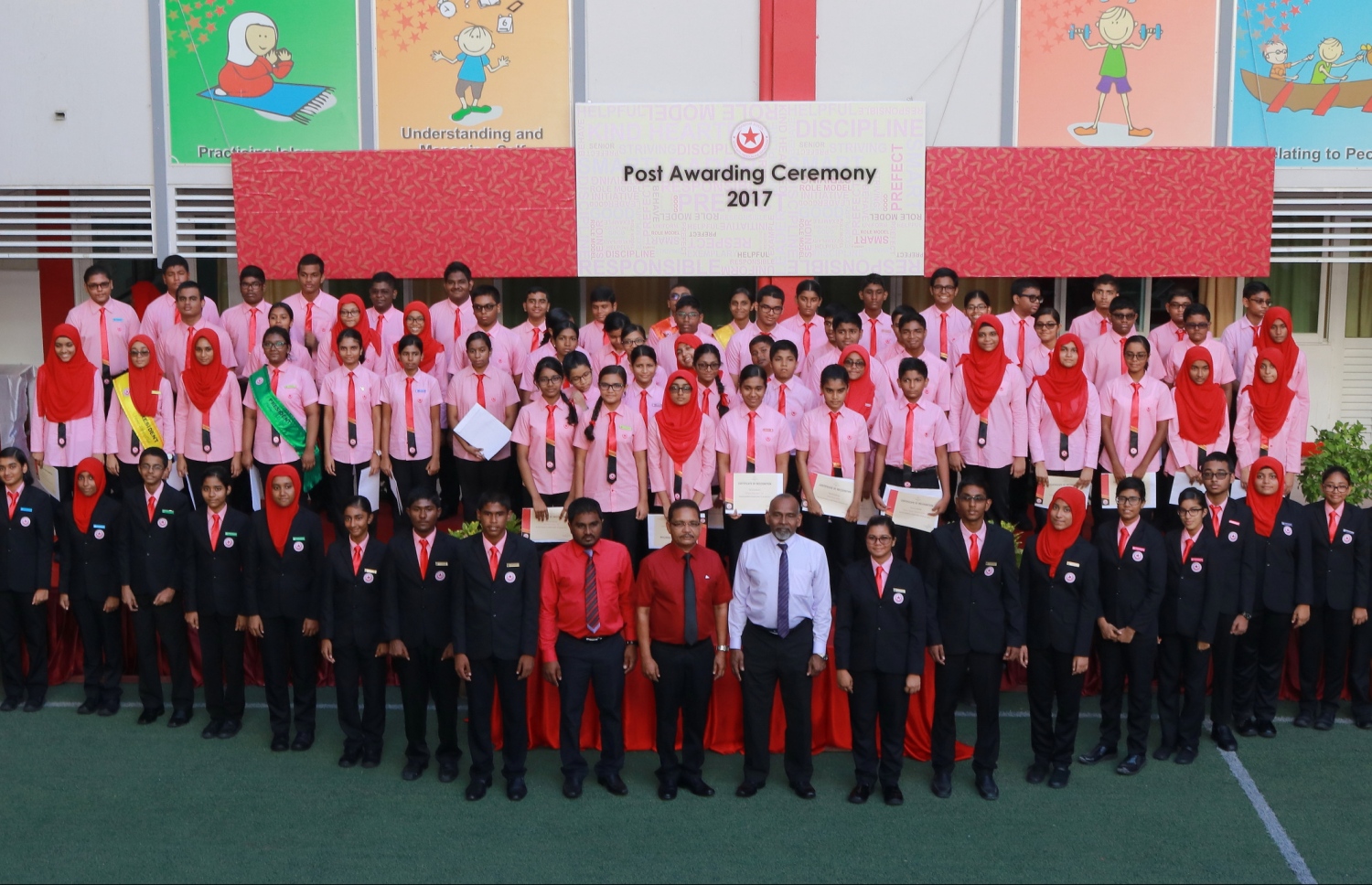 މާލެ: ފެބްރުއަރީ 28، 2017- އިސްކަންދަރު ސްކޫލުގެ ޕްރިފެކްޓް ބޯޑާއި ކްލަބުތަކުގެ މަގާމުތަކަށް ހޮވުނު ދަރިވަރުން ހުވާކުރުމަށް ބޭއްވި ރަސްމިއްޔާތުގައި ސްކޫލުގެ އިސްބޭފުޅުންނާއެކު ދަރިވަރުން ފޮޓޯއަކަށް ހުއްޓިގެން.---ފޮޓޯ: މުހައްމަދު ވަހީދު