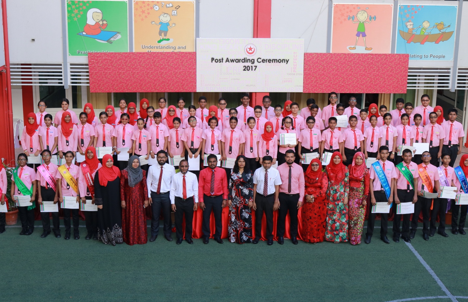 މާލެ: ފެބްރުއަރީ 28، 2017- އިސްކަންދަރު ސްކޫލުގެ ޕްރިފެކްޓް ބޯޑާއި ކްލަބުތަކުގެ މަގާމުތަކަށް ހޮވުނު ދަރިވަރުން ހުވާކުރުމަށް ބޭއްވި ރަސްމިއްޔާތުގައި އެ ސްކޫލުގެ އިސްބޭފުޅުންނާއެކު ދަރިވަރުން ފޮޓޯއަކަށް ހުއްޓިގެން.---ފޮޓޯ: މުހައްމަދު ވަހީދު