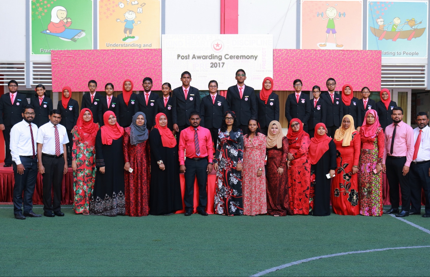 މާލެ: ފެބްރުއަރީ 28، 2017- އިސްކަންދަރު ސްކޫލުގެ ޕްރިފެކްޓް ބޯޑާއި ކްލަބުތަކުގެ މަގާމުތަކަށް ހޮވުނު ދަރިވަރުން ހުވާކުރުމަށް ބޭއްވި ރަސްމިއްޔާތުގައި އެ ސްކޫލުގެ އިސްބޭފުޅުންނާ އެކު ދަރިވަރުން ފޮޓޯއަކަށް ހުއްޓިގެން.---ފޮޓޯ: އިސްކަންދަރު ސްކޫލް