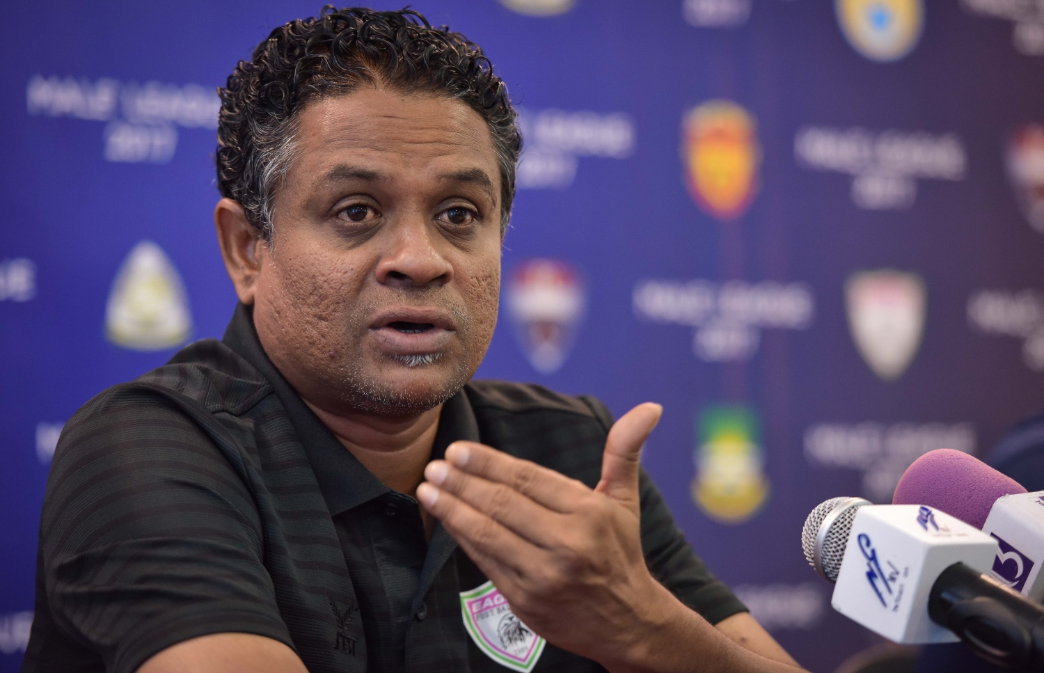 އީގަލްސްގެ ކޯޗު ސާންތީ ނޫސްވެރިންގެ ބައްދަލުވުމުގައި ވާހަކަ ދައްކަނީ.-- ފޮޓޯ: ނިޝާން އަލީ/ މިހާރު