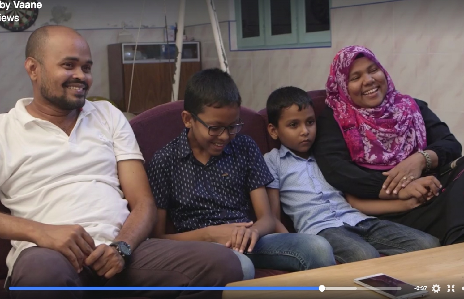 ނަޒްލާ (ކ) އާއި ޒުރައިރަތު (ވ) ދެ ކުދިންނާ އެކު