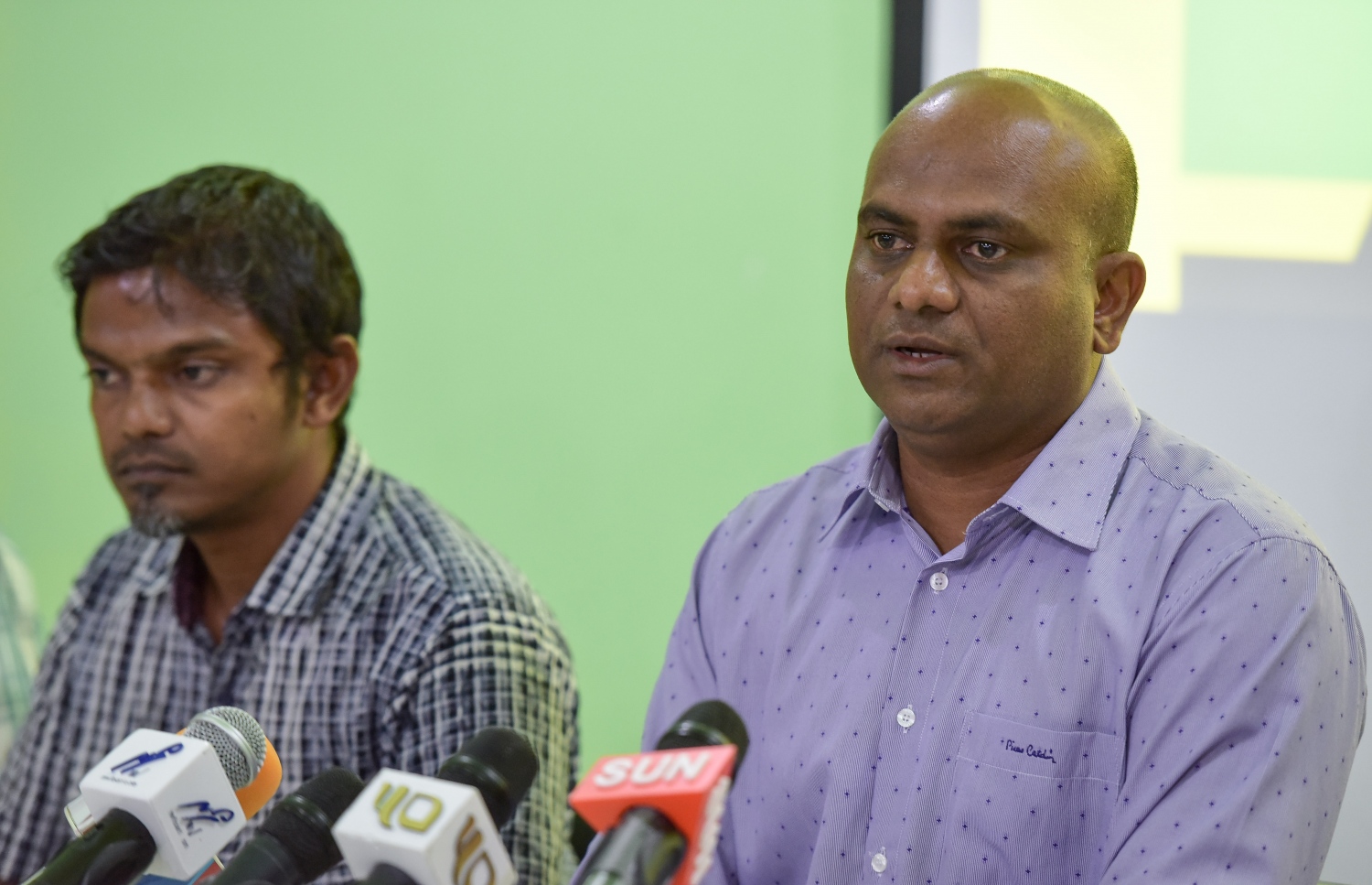 ވީއޭއެމުން ރޭ ބޭއްވި ނޫސްވެރިންގެ ބައްދަލުވުމެއްގެ ތެރެއިން އެ އެސޯސިއޭޝަންގެ ރައީސް މުހައްމަދު ލަތީފް (ކ) ވާހަކަ ދައްކަވަނީ. -- ފޮޓޯ: ނިޝާން އަލީ/ މިހާރު