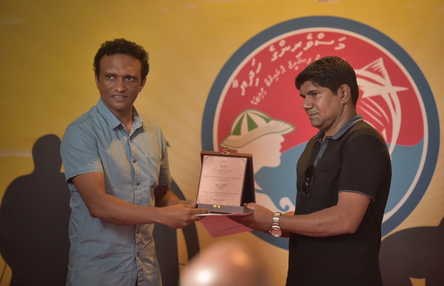 އެންސިސް އަށް މިދިޔަ އަހަރު ތިންވަނަ އަށް އެންމެ ގިނައިން މަސްކިރުވި ދ. މީދޫ، ހާސް ރޯދި ދޯންޏަށް އެންސިސްގެ ޑިރެކްޓަރު ވާހިދު މިއަދު އެވޯޑު ހަވާލުކޮށްދެއްވަނީ.---ފޮޓޯ: ހުސެއިން ވަހީދު /މިހާރު