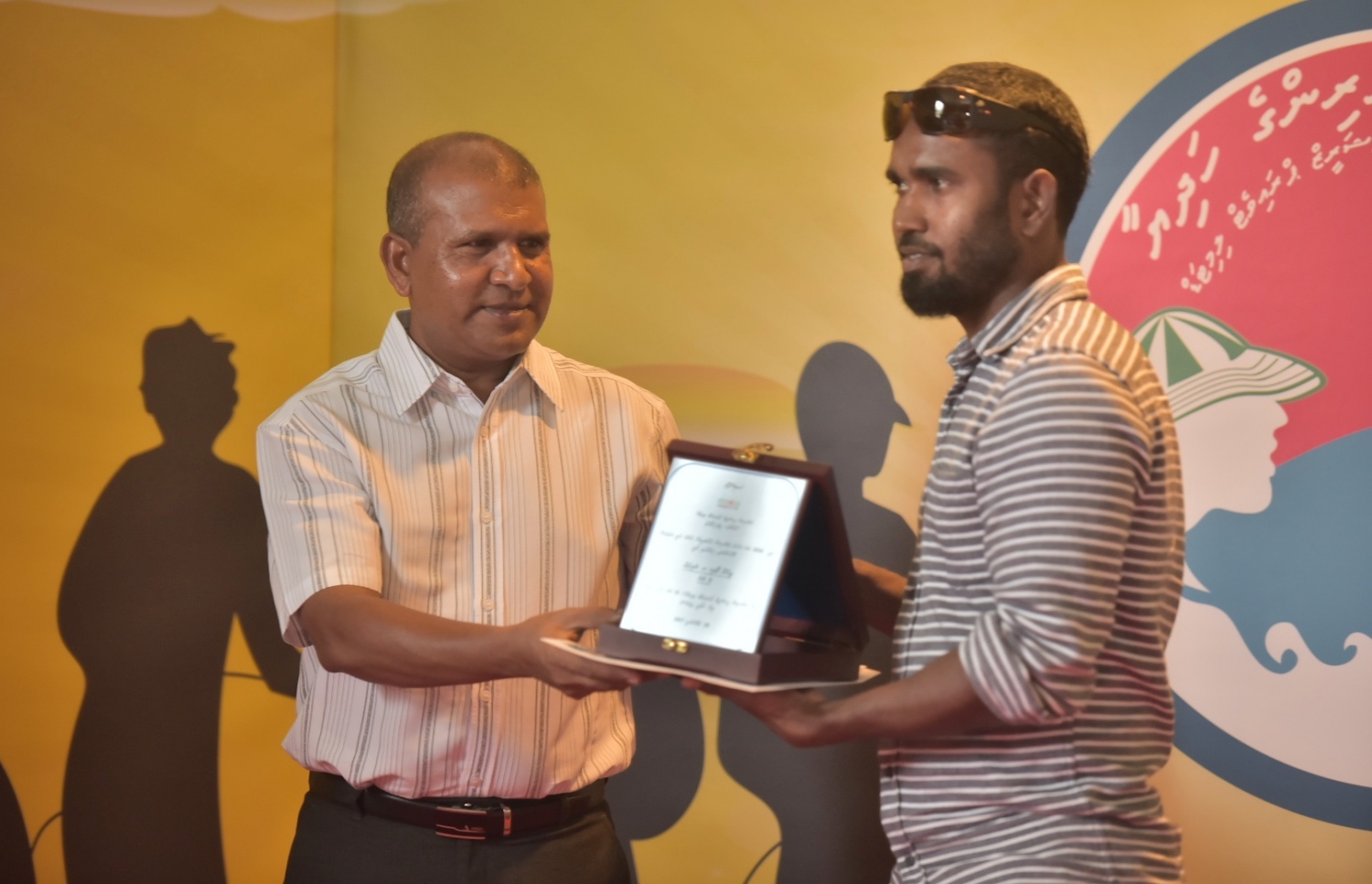 އެންސިސް އަށް މިދިޔަ އަހަރު ދެވަނަ އަށް އެންމެ ގިނައިން މަސްކިރުވި ޅ. ނައިފަރު، ޒިކުރާ ދޯންޏަށް އެ ކުންފުނީގެ މެނޭޖިން ޑިރެކްޓަރު ވަސީމް މިއަދު އެވޯޑު ހަވާލުކޮށްދެއްވަނީ.--- ފޮޓޯ: ހުސެއިން ވަހީދު /މިހާރު