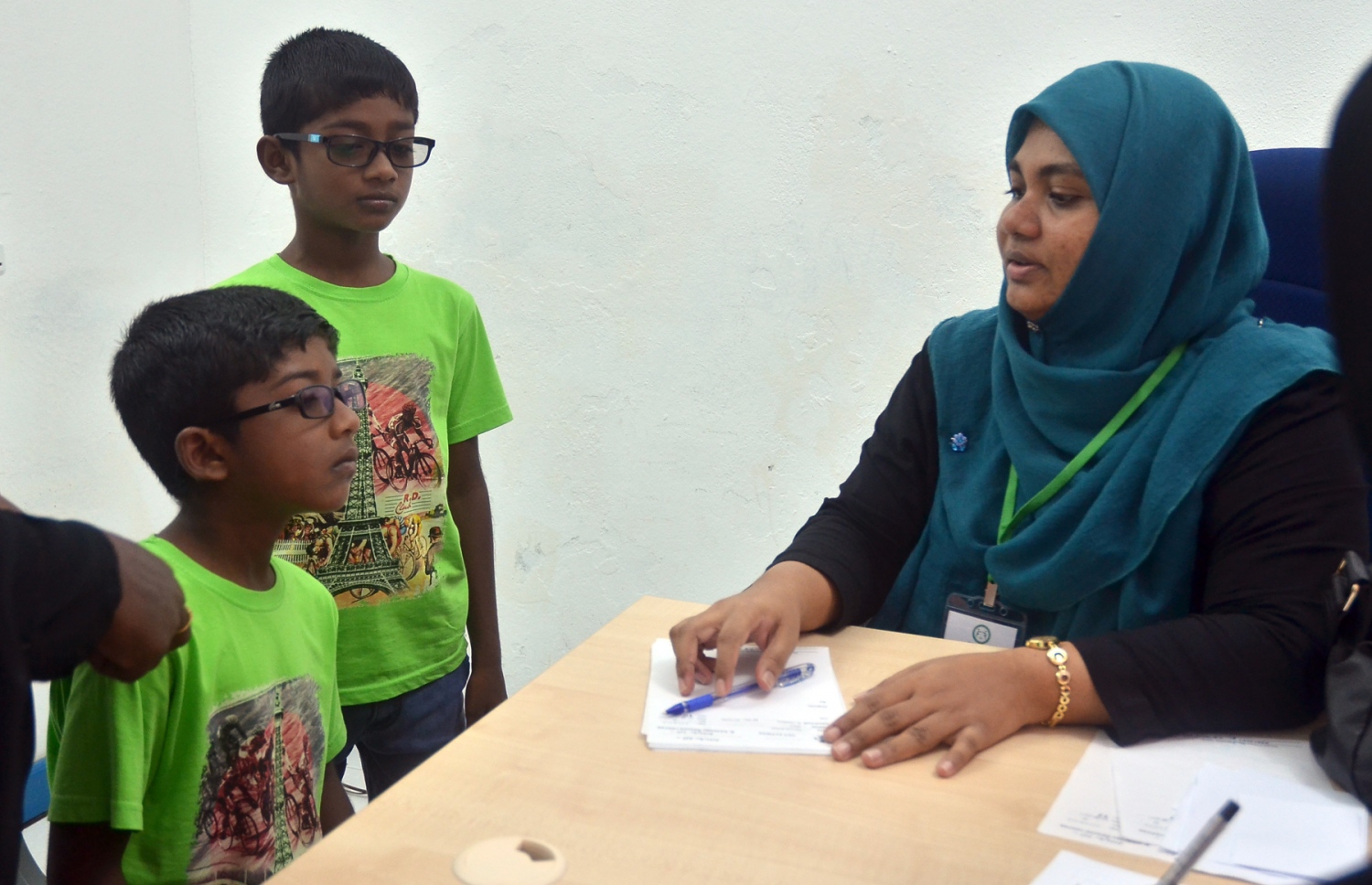 ފައިސަލް ފައުންޑޭޝަނުން ގާފަރުގައި މިއަދު ބޭއްވި ހެލްތު ކޭމްޕުގައި ހަމުގެ ބަލިތަކަށް ޚާއްސަ ޑރ. ފަރުޒީން ކުޑަ ދެކުއްޖަކު ބަލަނީ. --ފޮޓޯ އަހްމަދު އަބްދުﷲ ސައީދު/މިހާރު