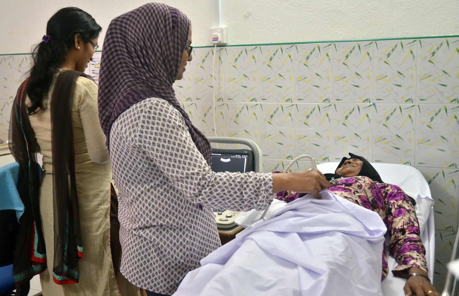 ފައިސަލް ފައުންޑޭޝަނުން ގާފަރުގައި މިއަދު ބޭއްވި ހެލްތު ކޭމްޕުގައި ޑރ. ބަސްމާ އަންހެނެއްގެ ބަނޑު ސްކޭން ކުރަނީ. --ފޮޓޯ އަހްމަދު އަބްދުﷲ ސައީދު/މިހާރު