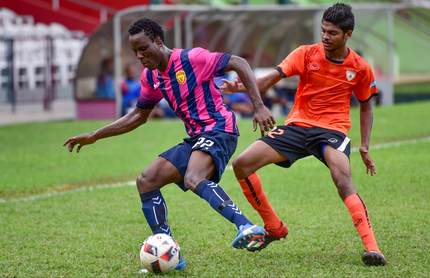 ޔުނައިޓެޑް ވިކްޓަރީގެ ކުޑޫސް (ވ) އީގަލްސްގެ ބޮބީ ކައިރިން ބޯޅަ ބޭރުކޮށްލަނީ.-- ފޮޓޯ: ނިޝާން އަލީ/ މިހާރު