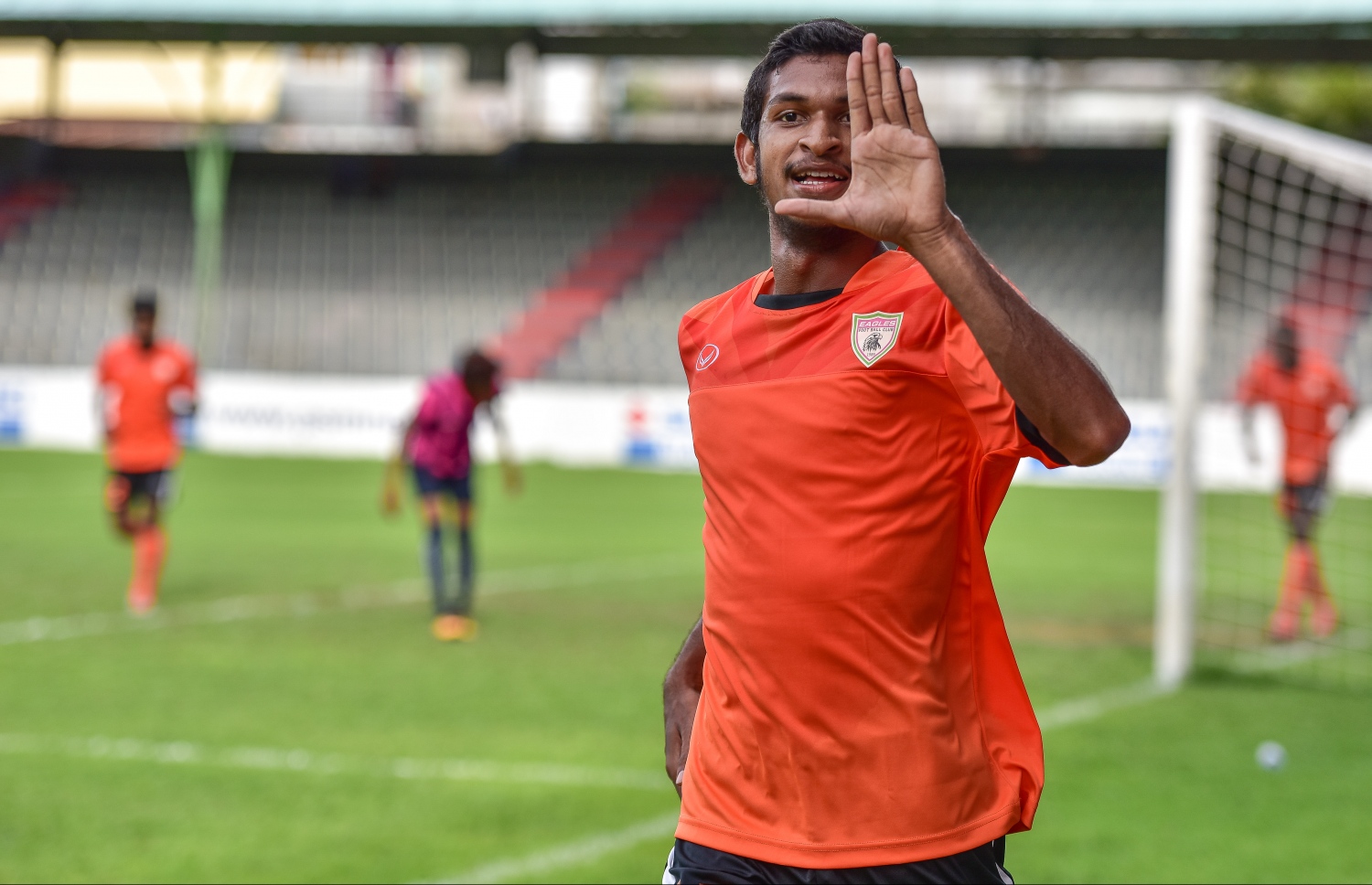 އީގަލްސްގެ ފުރަތަމަ ލަނޑު ޖެހުމަށް ފަހު އަންކޮ އުފާފާޅުކުރަނީ.-- ފޮޓޯ: ނިޝާން އަލީ/ މިހާރު