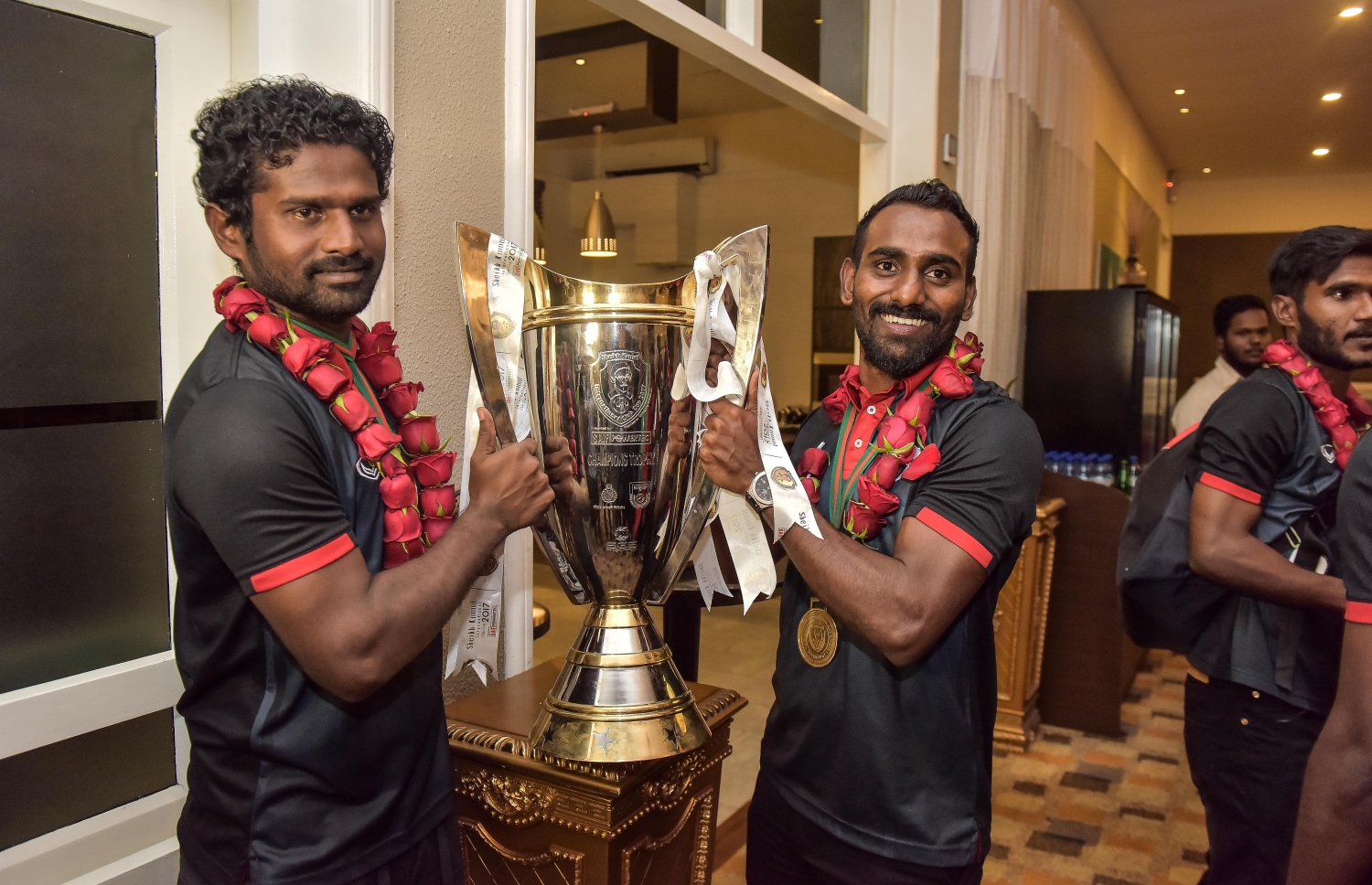 ފައްރަ (ކ) އާއި ކަޅޭ ޝެއިހް ކަމާލް ކަޕް ތަށި ހިފައިގެން. -- ފޮޓޯ: މިހާރު ފައިލް ފޮޓޯ