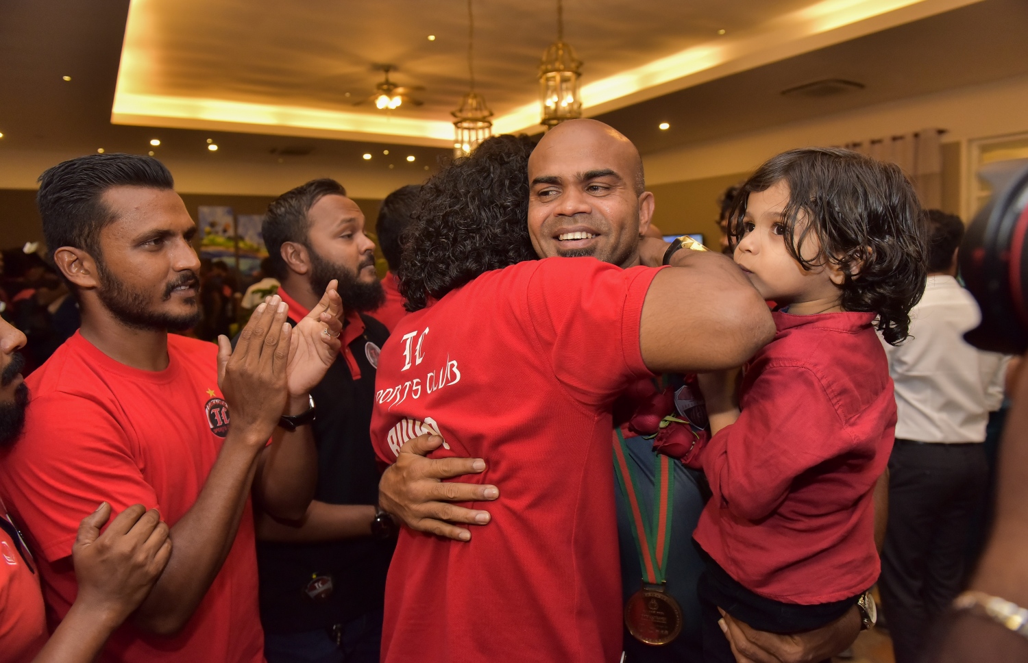 ބަންގްލަދޭޝްގައި 2017 ވަނަ އަހަރު އޮތް ޝެއިހް ކަމާލް ކަޕް ކާމިޔާބުކުރުމަށް ފަހު ޓީސީން ބޭއްވި އުފާފާޅުކުރުމުގެ ތެރެއިން ޓީސީގެ އޮފިޝަލަކު ނިޒާމްބެ ގައިގައި ބައްދާލައިގެން.-- ފޮޓޯ: ނިޝާން އަލީ/ މިހާރު