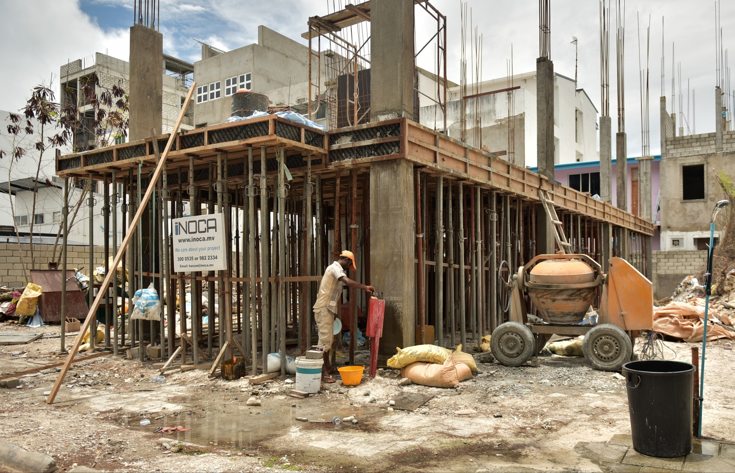 ހުޅުމާލޭގައި އިމާރާތެއް އަޅަނީ. - ފޮޓޯ: މިހާރު