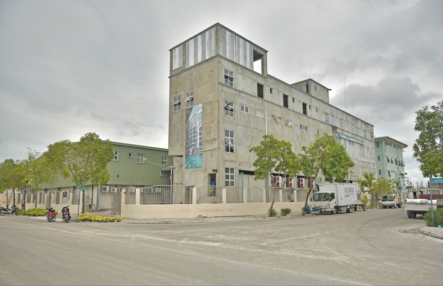 އެންސިސް އިން ހުޅުމާލޭގައި ހަދާފައިވާ ކަންނެލި ބަންދުކުރާ ފެކްޓްރީ އާއި އޮފީސް ބިލްޑިން.