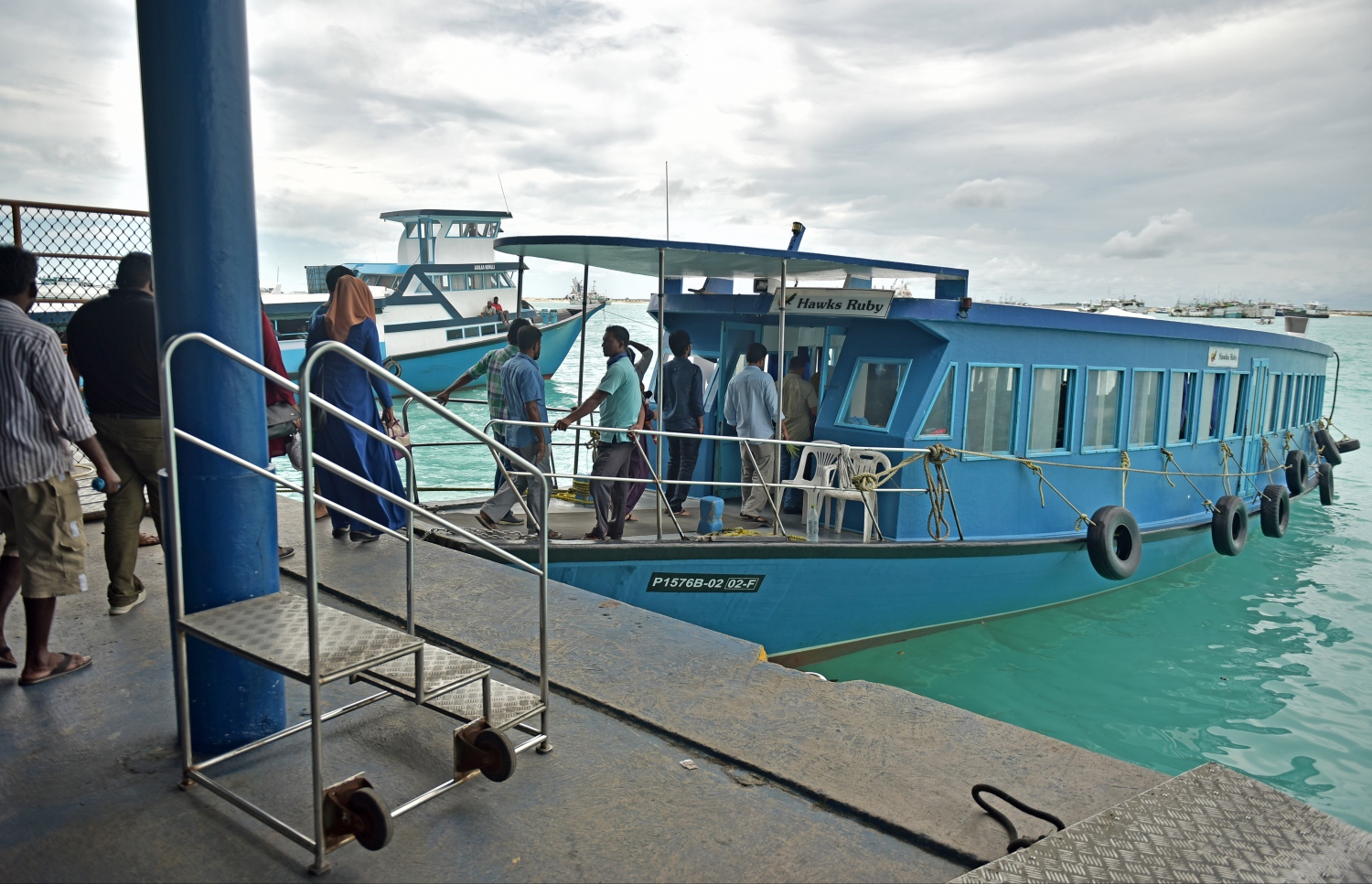 ހުޅުމާލެ އާއި މާލެއާ ދެމެދު ދަތުރުކުރާ ފެރީ ދޯންޏަކަށް ބަޔަކު އަރަނީ: އެ ހިދުމަތުގައި ބޭނުންކުރާ ގިނަ ދޯނިތަކަކީ ބޭނުންކުރާތާ އެތައް އަހަރެއްވެފައިވާ ބާ ދޯނިތަކެއް.