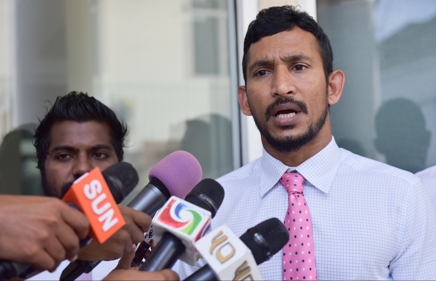 މެމްބަރު ފަލާހު ނޫސްވެރިންނާ ވާހަކަ ދައްކަވަނީ. މި އަހަރު ނިމުމުގެ ކުރިން އެއް ލައްކަ މެމްބަރުން ޕީޕީއެމަށް ހަމަ ކުރާނެ ކަމަށް އޭނާ ވިދާޅުވި. - ފޮޓޯ: ނިޝާން އަލީ/ މިހާރު