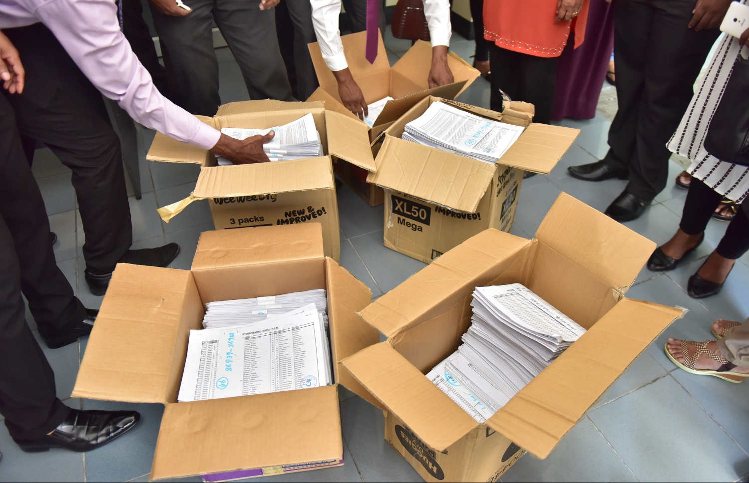 އިލެކްޝަންސް ކޮމިޝަނަށް ހުށަހަޅަން ތައްޔާރު ކޮށްފައި ހުރި ޕީޕީއެމްގެ ފޯމުތައް ނޫސްވެރިންނަށް ދައްކާލަނީ. - ފޮޓޯ: ނިޝާން އަލީ/ މިހާރު