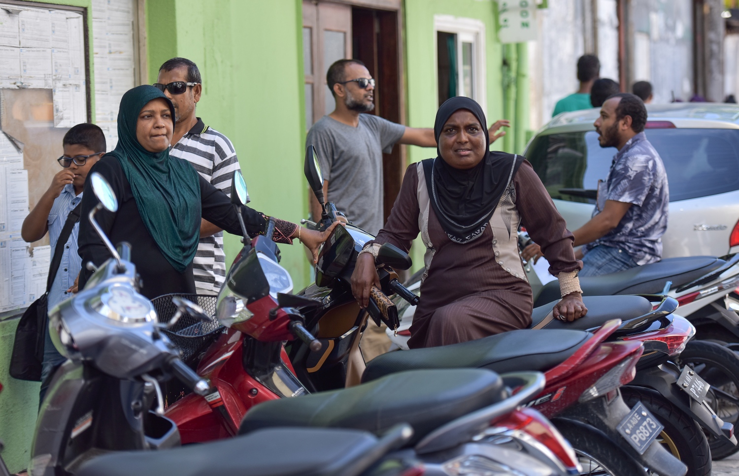 ފެނާއި ކަރަންޓް ކެނޑުމާ ގުޅިގެން ބައެއް މީހުން މަގުމަތީގައި