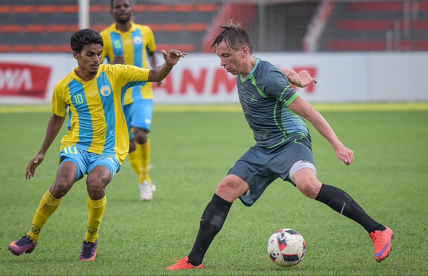 ވެލެންސިއާގެ ނިހާން (ވ) ކައިރިން ގްރީންގެ އިލިއާ ބޯޅަ ހިފައިގެންދާން މަސައްކަތްކުރަނީ.-- ފޮޓޯ: ނިޝާން އަލީ/ މިހާރު