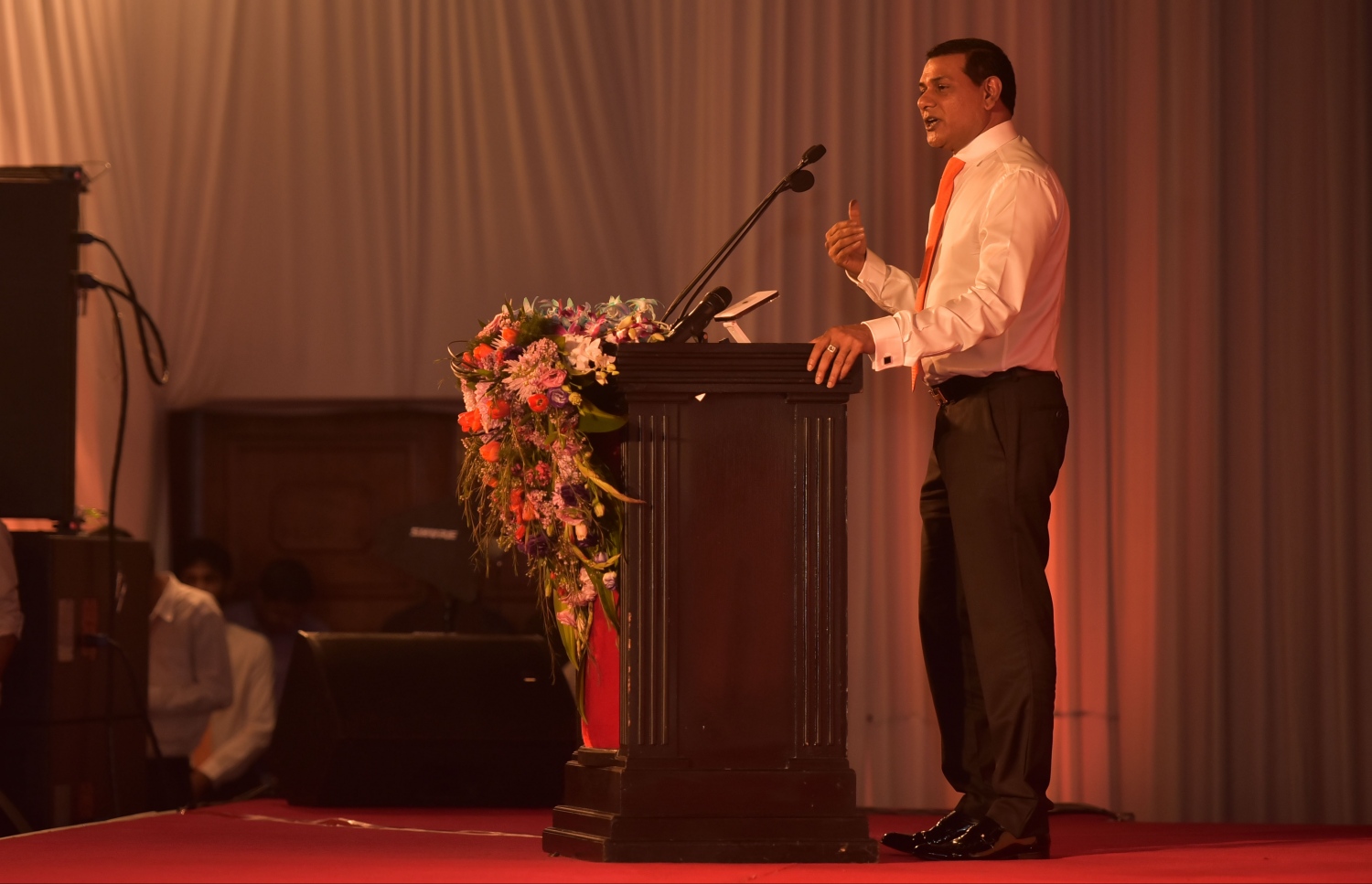 މާލެ: މާޗް 6، 2017- ލޯކަލް ކައުންސިލްތަކުގެ އިންތިޚާބުގައި އެމްޑީއޭ އިން ވާދަކުރާ ކެންޑިޑޭޓުން ތައާރަފު ކުރުމަށް ބޭއްވި ޖަލްސާގައި، އެ ޕާޓީގެ ލީޑަރު އަހުމަދު ސިޔާމް ވާހަކަ ދައްކަވަނީ---ފޮޓޯ: ހުސެއިން ވަހީދު/މިހާރު