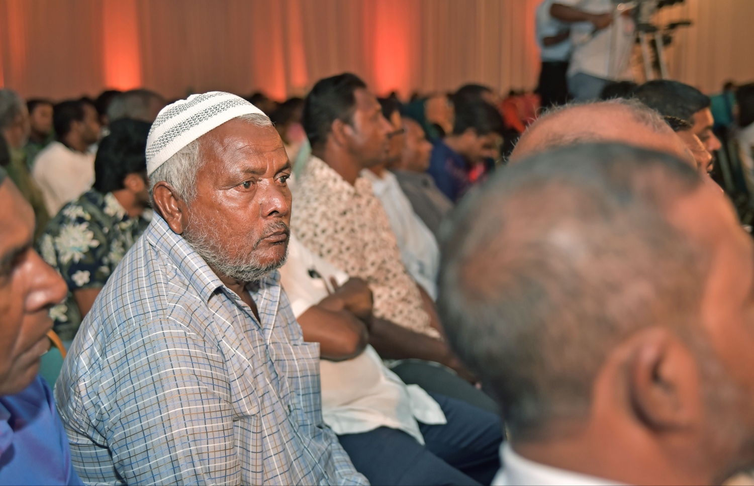 މާލެ: މާޗް 6، 2017- ލޯކަލް ކައުންސިލްތަކުގެ އިންތިޚާބުގައި އެމްޑީއޭ އިން ވާދަކުރާ ކެންޑިޑޭޓުން ތައާރަފު ކުރުމަށް ބޭއްވި ޖަލްސާގެ ތެރެއިން---ފޮޓޯ: ހުސެއިން ވަހީދު/މިހާރު