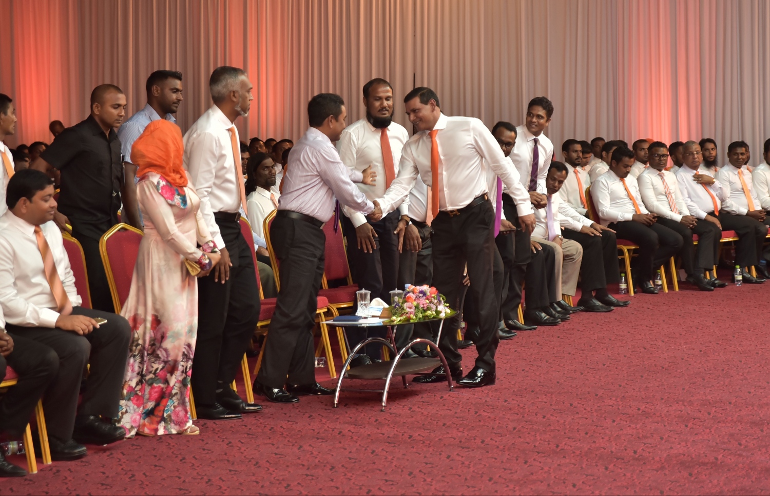 މާލެ: މާޗް 6، 2017- ލޯކަލް ކައުންސިލްތަކުގެ އިންތިޚާބުގައި އެމްޑީއޭ އިން ވާދަކުރާ ކެންޑިޑޭޓުން ތައާރަފު ކުރުމަށް ބޭއްވި ޖަލްސާގައި، ވެރިކަން ކުރާ ޕީޕީއެމްގެ މުސްތަޝާރު ރައީސް އަބްދުﷲ ޔާމީނާއި އެމްޑީއޭގެ ލީޑަރު އަހުމަދު ސިޔާމް ސަލާމް ކުރައްވަނީ.---ފޮޓޯ: ހުސެއިން ވަހީދު/މިހާރު