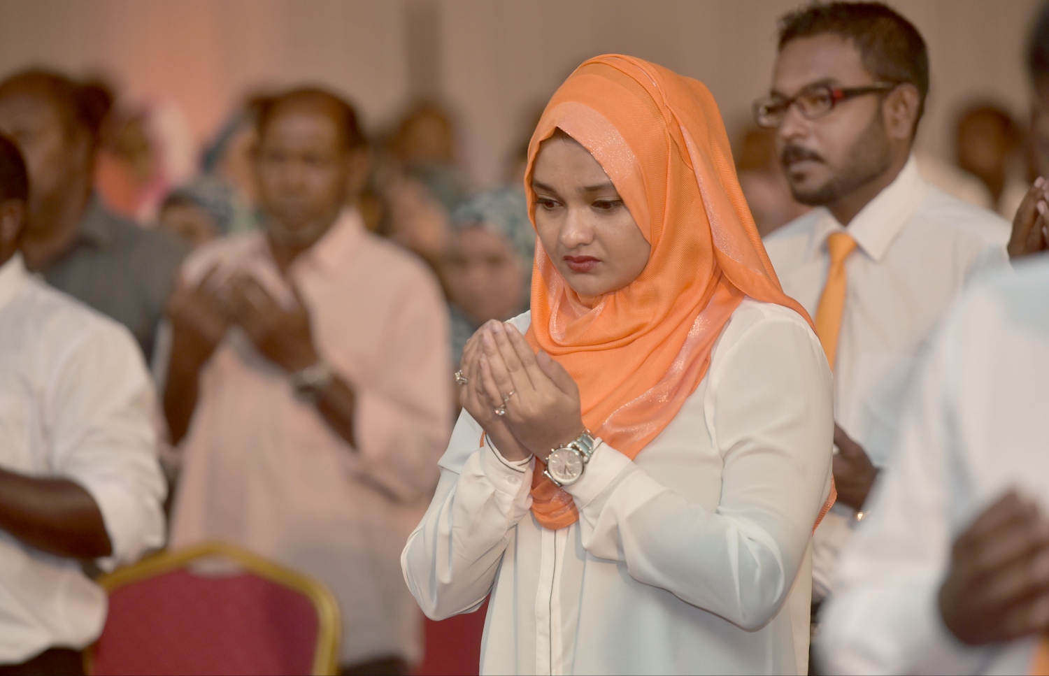 މާލެ: މާޗް 6، 2017- ލޯކަލް ކައުންސިލްތަކުގެ އިންތިޚާބުގައި އެމްޑީއޭ އިން ވާދަކުރާ ކެންޑިޑޭޓުން ތައާރަފު ކުރުމަށް ބޭއްވި ޖަލްސާގައި ކުރި ހާއްސަ ދުއާ އަށް އަތް އުފުލާލައިގެން.---ފޮޓޯ: ހުސެއިން ވަހީދު/މިހާރު