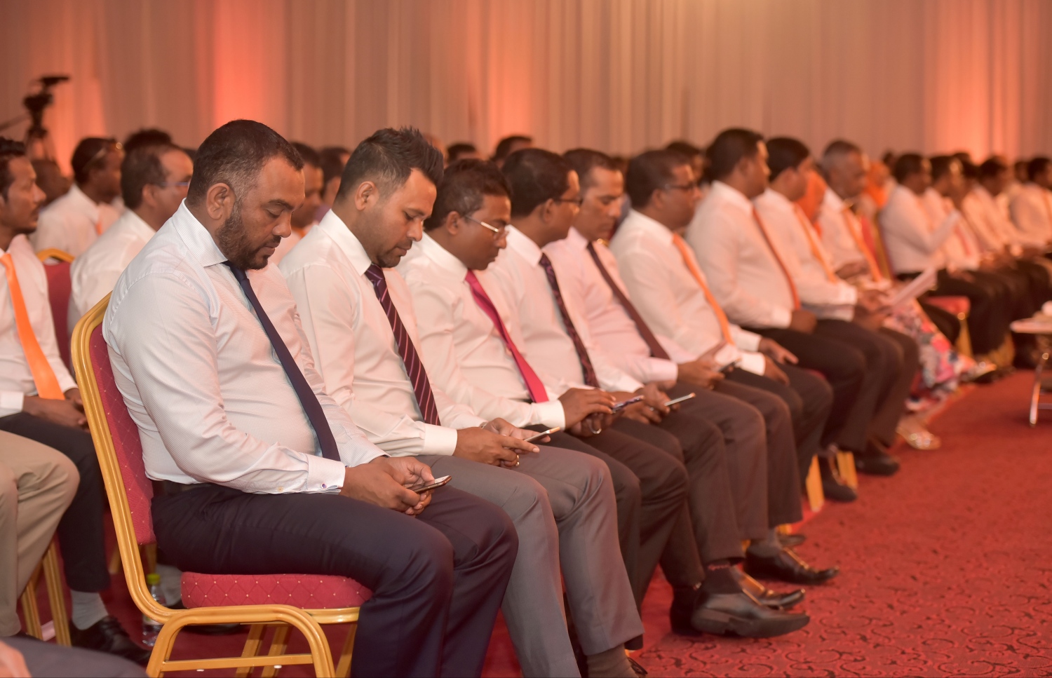 މާލެ: މާޗް 6، 2017- ލޯކަލް ކައުންސިލްތަކުގެ އިންތިޚާބުގައި އެމްޑީއޭ އިން ކުރިމަތިލާ ކެންޑިޑޭޓުން ތައާރަފްކުރުމަށް ދަރުބާރުގޭގައި ބޭއްވި ޖަލްސާގައި، ވެރިކަން ކުރާ ޕީޕީއެމްގެ މަޖިލިސް ބައެއް މެމްބަރުން.---ފޮޓޯ: ހުސެއިން ވަހީދު/މިހާރު