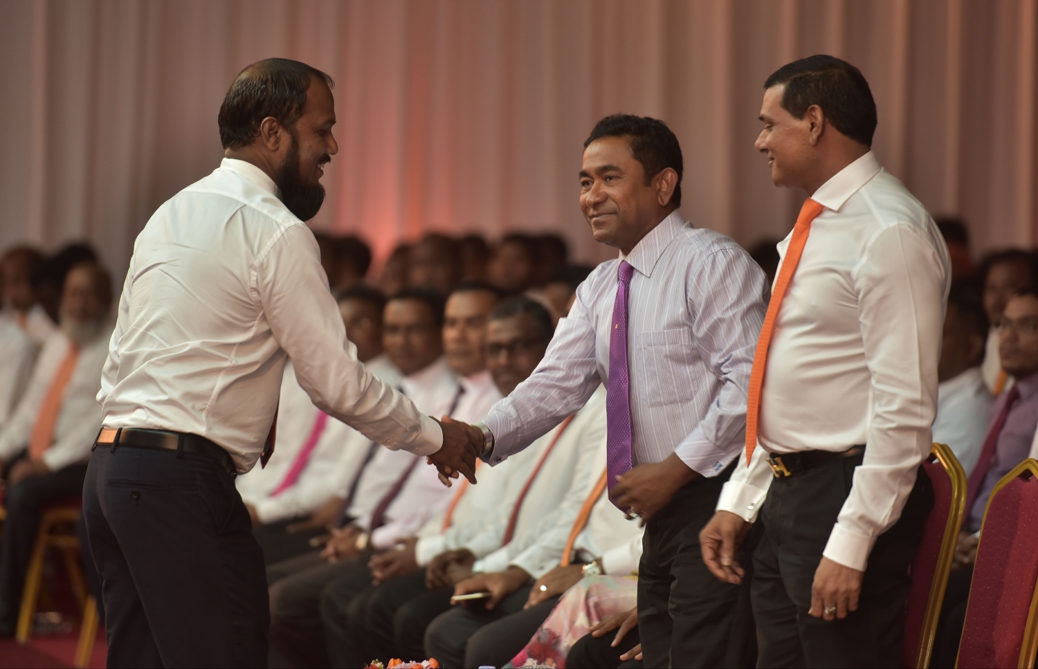 މާލެ: މާޗް 6، 2017- ލޯކަލް ކައުންސިލްތަކުގެ އިންތިޚާބުގައި އެމްޑީއޭ އިން ކުރިމަތިލާ ކެންޑިޑޭޓުން ތައާރަފު ކުރުމަށް ދަރުބާރުގޭގައި ބޭއްވި ޖަލްސާގައި ރައީސް އަބްދުﷲ ޔާމީން، އެޕާޓީގެ ނައިބު ލީޑަރު އަލީ މައުރޫފާ ސަލާމް ކުރައްވަނީ.---ފޮޓޯ: ހުސެއިން ވަހީދު/މިހާރު