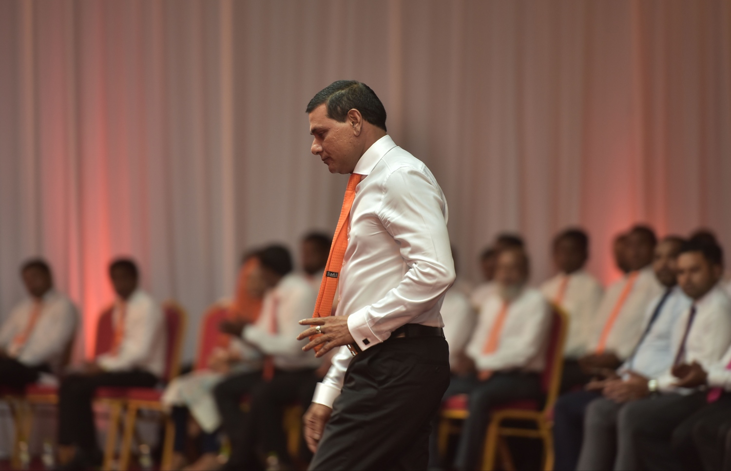 މާލެ: މާޗް 6، 2017- ލޯކަލް ކައުންސިލްތަކުގެ އިންތިޚާބުގައި އެމްޑީއޭ އިން ކުރިމަތިލާ ކެނޑިޑޭޓުން ތައާރަފު ކުރުމަށް ދަރުބާރުގޭގައި ބޭއްވި ޖަލްސާގައި ވާހަކަ ދެއްކެވުމަށްޓަކައި، އެ ޕާޓީގެ ލީޑަރު އަހުމަދު ސިޔާމް ވަޑައިގަންނަވަނީ: އޭނާ ވަނީ ސައޫދީ އަރަބިއްޔާއާ ދެކޮޅަށް ވާހަކަ ދައްކާ މީހުންނަށް ރައްދު ދެއްވާފައި.---ފޮޓޯ: ހުސެއިން ވަހީދު/މިހާރު