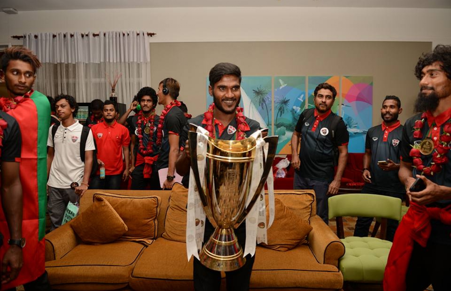 ބޮންޑާ ޓީސީއާ އެކު ކާމިޔާބުކުރި ޝެއިޚް ކަމާލް ކަޕުގެ ޓްރޮފީއާ އެކު.