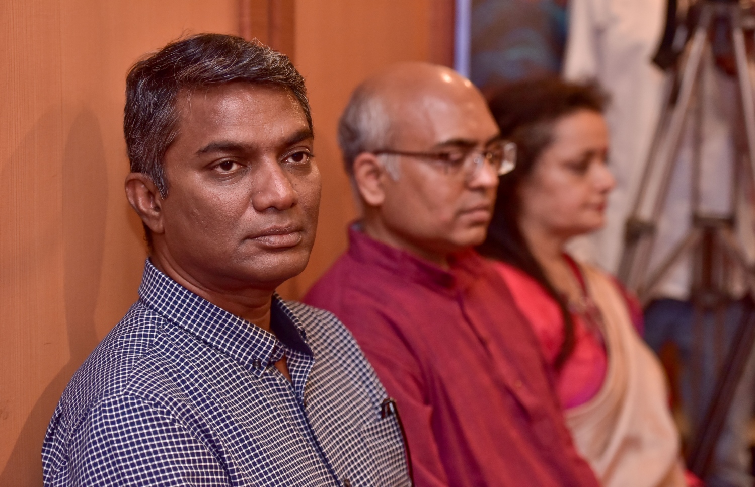 މާލެ: މާޗް 6، 2017: ސެންގެ ކުދިން ތައްޔާރުކޮށްފައިވާ ޑިޒައިނެއް ހިމަނައިގެން ނާޒިޔާ ފަހާފައިވާ ހެދުންތައް ދައްކާލުމަށް ބޭއްވި އިވެންޓުގައި މަސީގެ ރައީސް ޖަނާ (ވ) އަދި އިންޑިއަން ކޮމިޝަނަރު މިޝްރާ ބައިވެރިވެ ވަޑައިގަންނަވަނީ-- ފޮޓޯ: ނިޝާން އަލީ/ މިހާރު