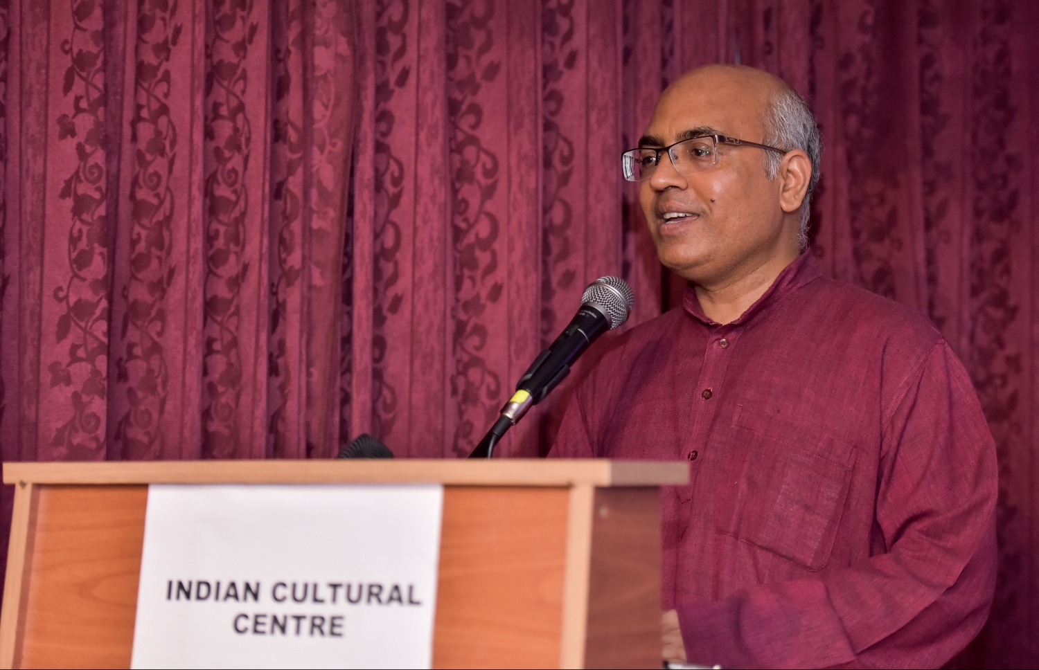 މާލެ: މާޗް 6، 2017: ސެންގެ ކުދިން ތައްޔާރުކޮށްފައިވާ ޑިޒައިނެއް ހިމަނައިގެން ނާޒިޔާ ފަހާފައިވާ ހެދުންތައް ދައްކާލުމަށް ބޭއްވި އިވެންޓުގައި އިންޑިއަން ހައިކޮމިޝަނަރު މިޝްރާ ވާހަކަ ދައްކަވަނީ-- ފޮޓޯ: ނިޝާން އަލީ/ މިހާރު