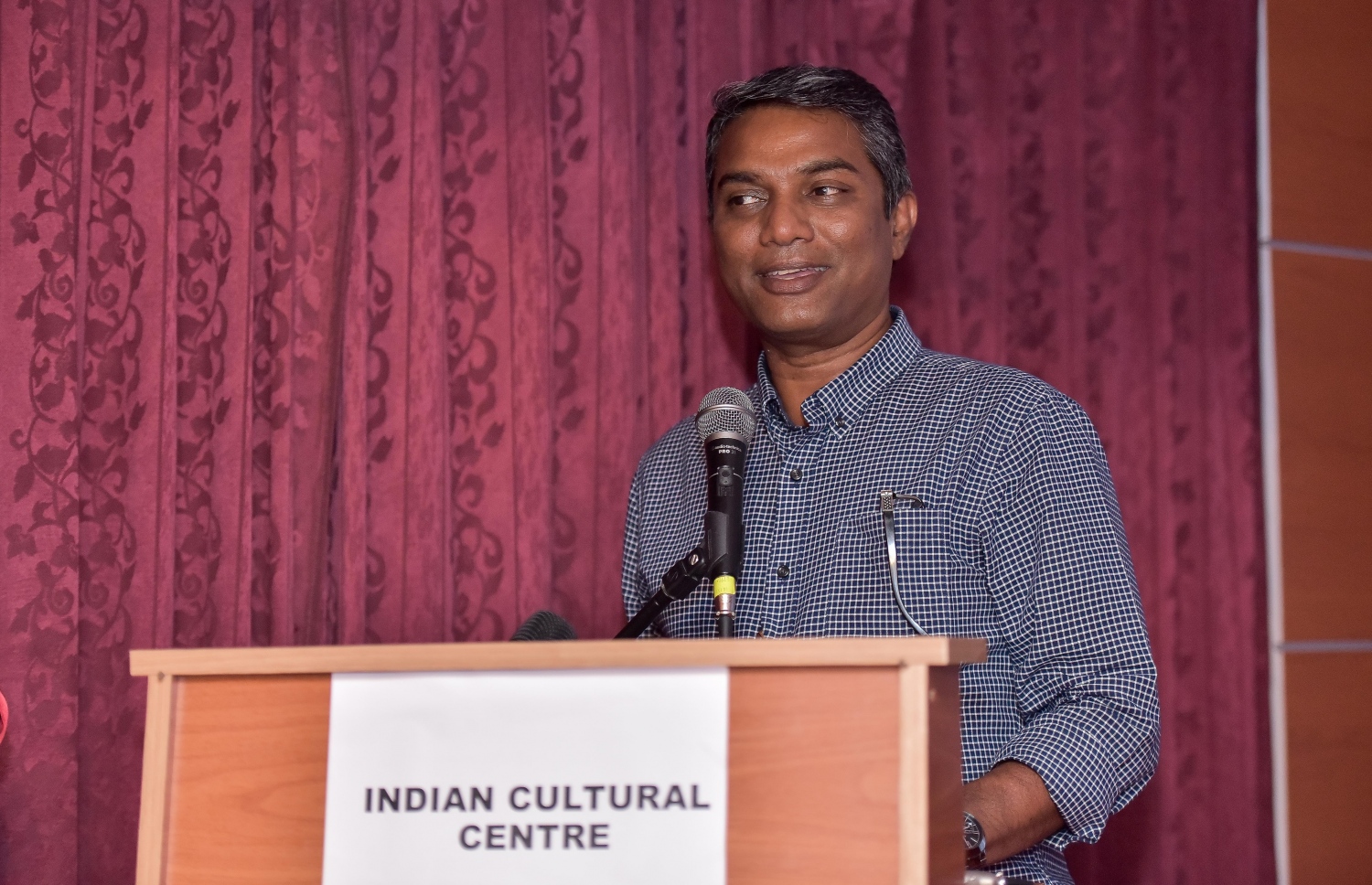 މާލެ: މާޗް 6، 2017: ސެންގެ ކުދިން ތައްޔާރުކޮށްފައިވާ ޑިޒައިނެއް ހިމަނައިގެން ނާޒިޔާ ފަހާފައިވާ ހެދުންތައް ދައްކާލުމަށް ބޭއްވި އިވެންޓުގައި މަސީގެ ރައީސް ޖަނާ ވާހަކަ ދައްކަވަނީ-- ފޮޓޯ: ނިޝާން އަލީ/ މިހާރު