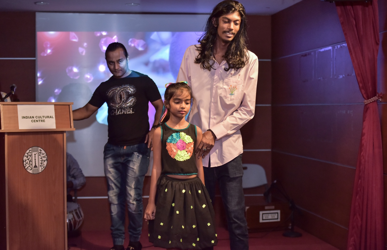 "އާޓިސްޓިކް ޓޭލްސް އޮފް ޖޫލްސް"ގެ ހެދުންތައް ދައްކާލުން