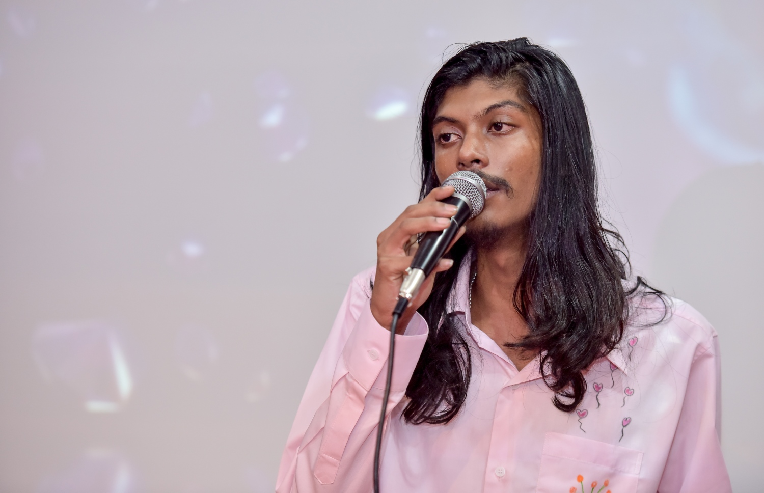 މާލެ: މާޗް 6، 2017: ސެންގެ ކުދިން ތައްޔާރުކޮށްފައިވާ ޑިޒައިނެއް ހިމަނައިގެން ނާޒިޔާ ފަހާފައިވާ ހެދުމެއްގައި ލަވަކިޔުންތެރިޔާ ޝަލަބީ ލަވައެއް ހުށަހަޅާދެނީ-- ފޮޓޯ: ނިޝާން އަލީ/ މިހާރު