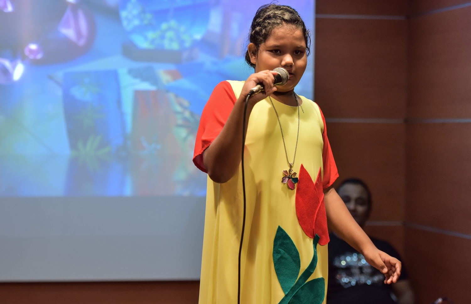 މާލެ: މާޗް 6، 2017: ސެންގެ ކުދިން ތައްޔާރުކޮށްފައިވާ ޑިޒައިނެއް ހިމަނައިގެން ނާޒިޔާ ފަހާފައިވާ ހެދުމުގައި ދަރިވަރަކު ލަވައެއް ހުށަހަޅާދެނީ-- ފޮޓޯ: ނިޝާން އަލީ/ މިހާރު