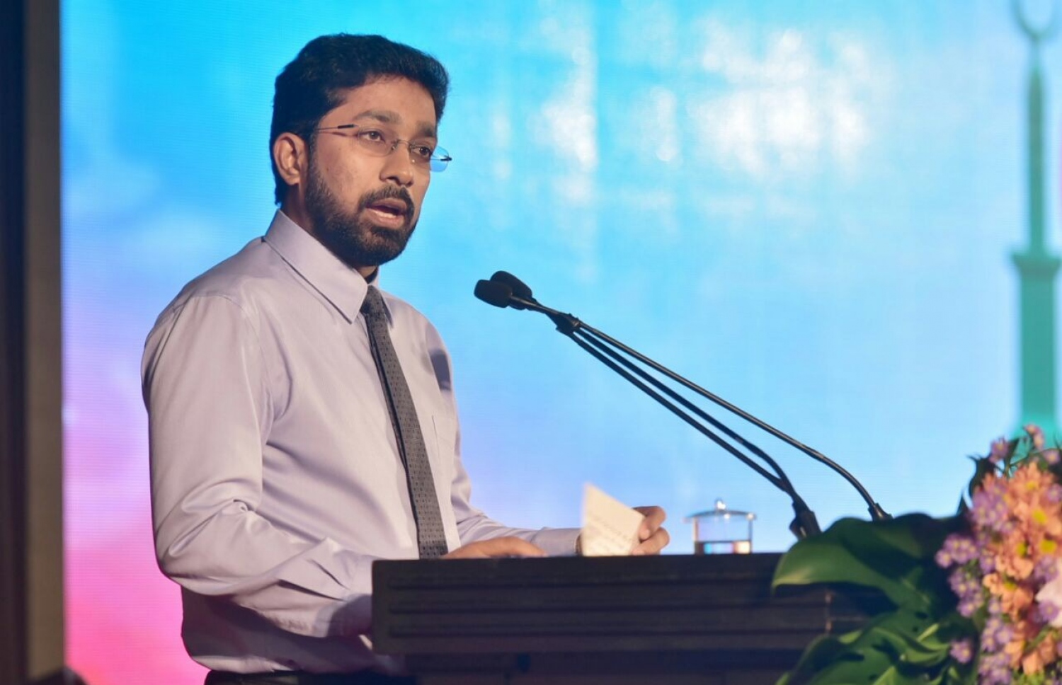 ދިވެހިންގެ މެދުގައި ގައުމީ ރޫހު އާލާކުުރުމުގެ މަޝްރޫއު އިފުތިތާހު ކުުރުމުގެ ރަސްމިއްޔާތުގައި ހޯމް މިނިސްޓަރު އަޒްލީން އަހުމަދު މިރޭ ވާހަކަ ދައްކަވަނީ.--- ފޮޓޯ: ހުސެއިން ވަހީދު/މިހާރު