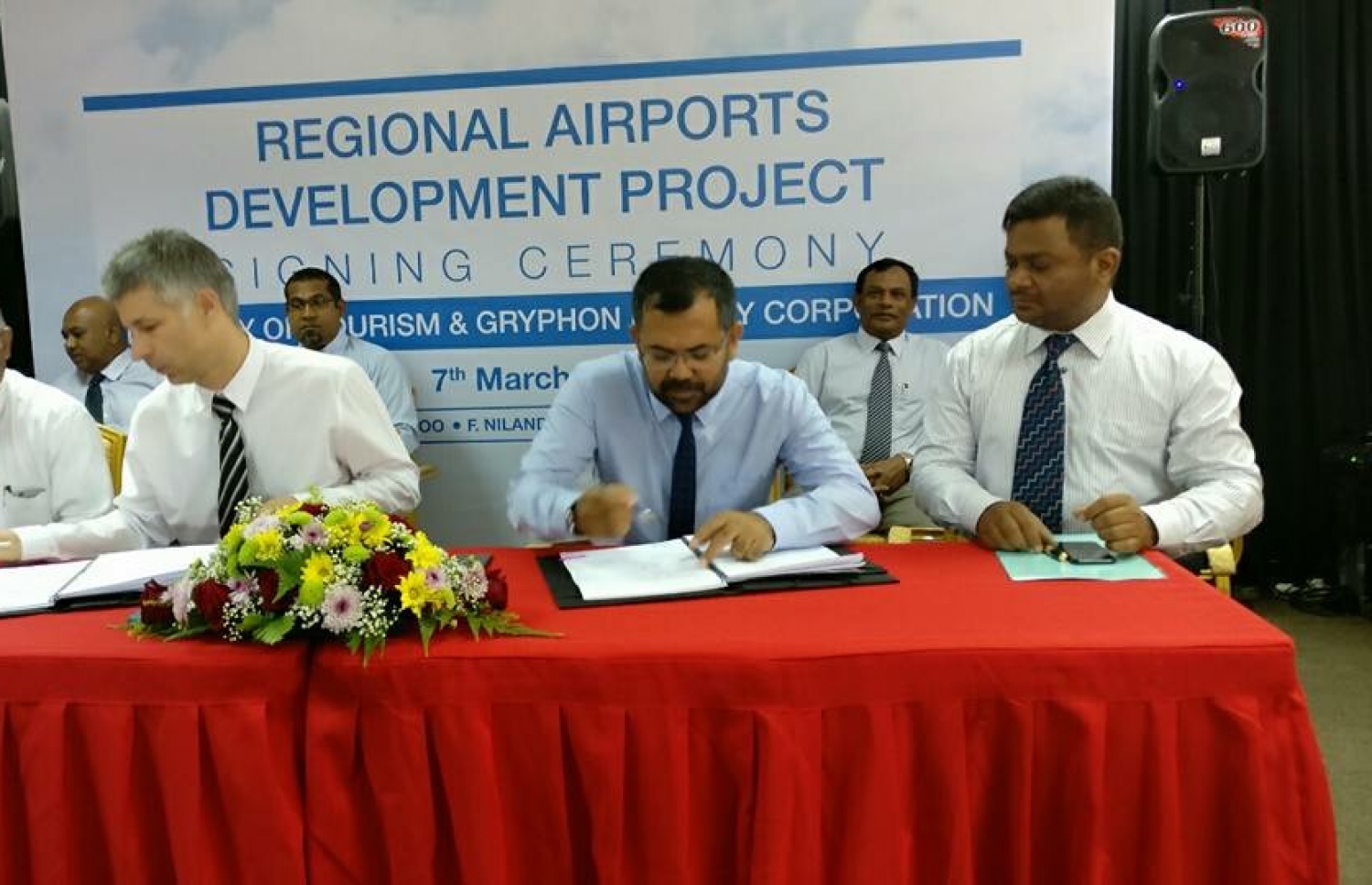 ޓޫރިޒަމް މިނިސްޓްރީން މިއަދު ހެނދުނު ބޭއްވި ރަސްމިއްޔާތުގައި ޓޫރިޒަމް މިނިސްޓަރު މޫސާ ޒަމީރު ސޮއި ކުރައްވަނީ.-- ފޮޓޯ: ސޯޝަލް މީޑިއާ