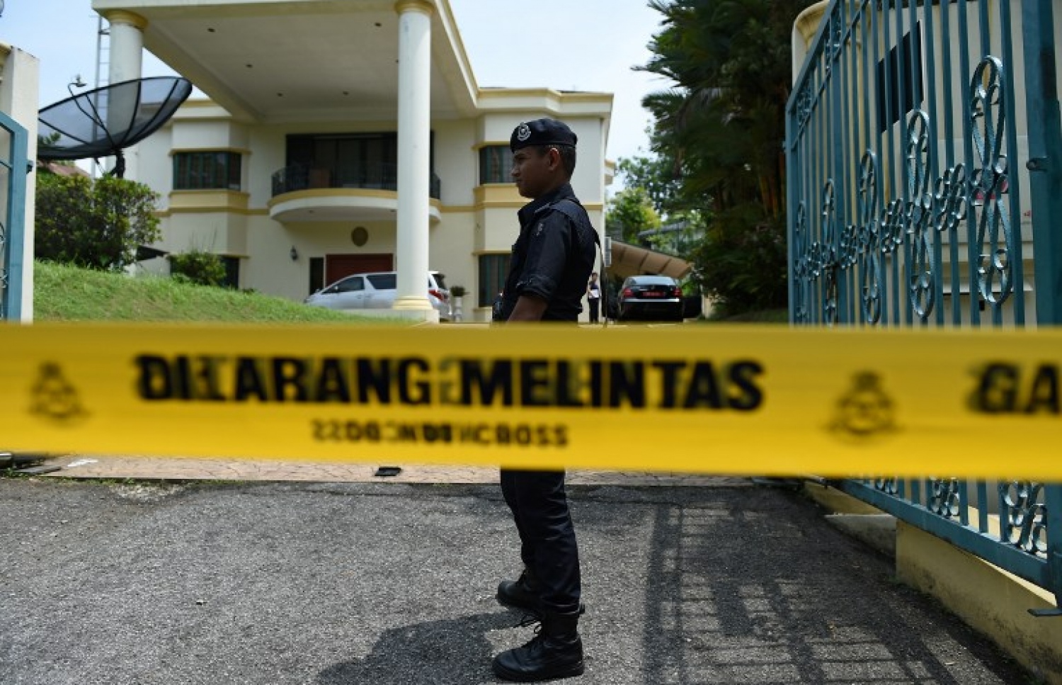 މެލޭޝިއާގައި ހުންނަ ނޯތު ކޮރެއާ އެމްބަސީގައި ފުލުހަކު ސަލާމަތީ ކަންކަން ބަލަހައްޓަނީ. --ފޮޓޯ:އޭއެފްޕީ