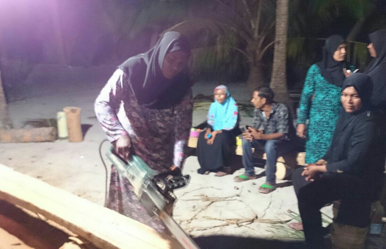 ވަންދޫގައި ހަދާ ޕާކުގެ މަސައްކަތުގައި އެ ރަށު އަންހެނުން ބައިވެރިވަނީ: މި މަސައްކަތުގައި އަންހެނުންގެ ހިއްސާ ބޮޑު