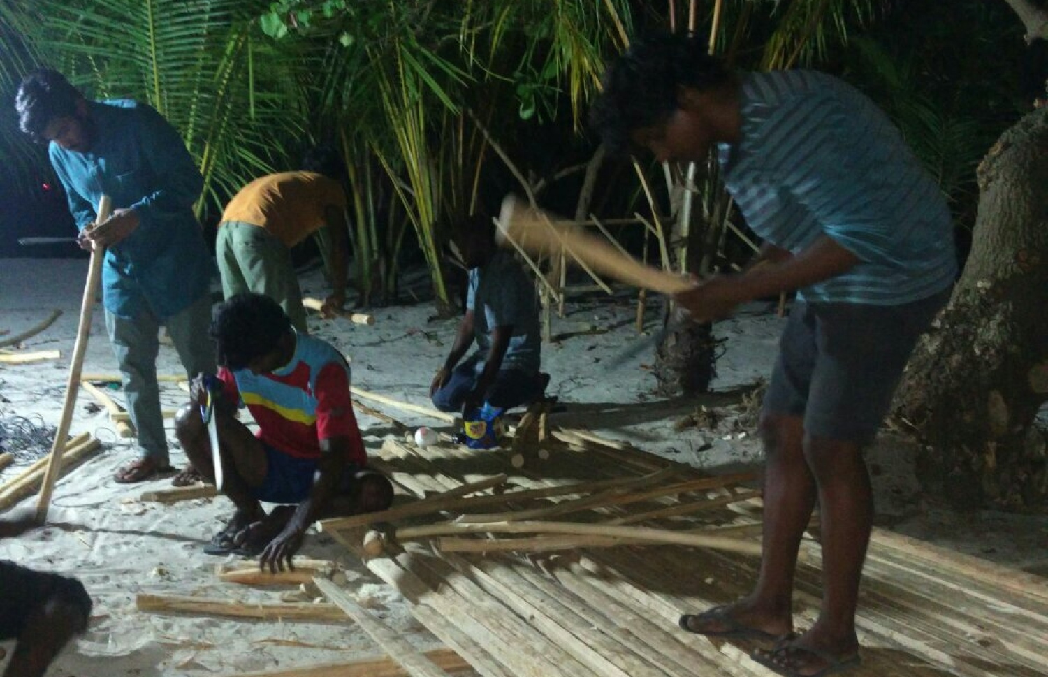 ވަންދޫގައި ހަދާ ޕާކުގެ މަސައްކަތް އެ ރަށުގެ ޒުވާނުން ކުރަނީ: މިތަން ހަދަނީ އިހު ޒަމާނުގައި ރާއްޖޭގެ ރަށެއް އޮންނަ ގޮތަށް