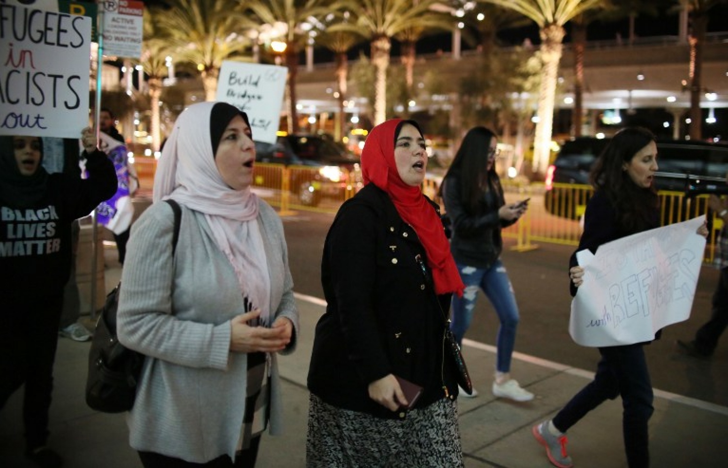 މުސްލިމުން މަނާ ކުރުމަށް ޓްރަމްޕް ނެރުއްވި އަމުރާ ދެކޮޅަށް ކެލިފޯނިއާ އެެއާޕޯޓުގައި އަޑު އުފުލަނީ. --ފޮޓޯ:އޭއެފްޕީ