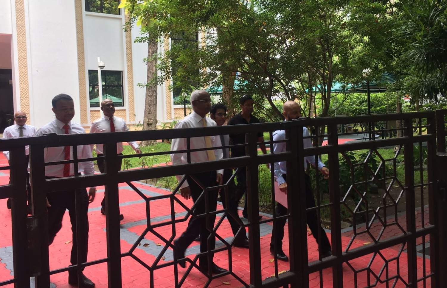 ރައްޔިތުންގެ މަޖިލިހުގެ ރައީސް މަސީހުގެ އިތުބާރު ނެތްކަމުގެ މައްސަލަ މަޖިލިހަށް ހުށަހެޅުމަށް ފަހު، އިދިކޮޅު ބައެއް މެމްބަރުން މަޖިލިހުގެ އިދާރާ އިން މިއަދު ނުކުމެވަޑައިގަންނަވަނީ.---މިހާރު ފޮޓޯ