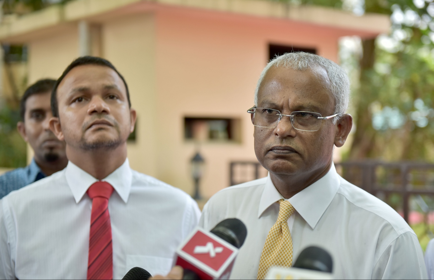 މަޖިލިހުގެ ރައީސް މަސީހްގެ އިތުބާރު ނެތްކަމުގެ މައްސަލަ މަޖިލިހަށް ވެއްދުމަށް ފަހު، މަޖިލިހުގެ މައިނޯރިޓީ ލީޑަރު އަދި އެމްޑީޕީގެ ޕާލަމެންޓްރީ ގުރޫޕުގެ ލީޑަރު އިބޫ ނޫސްވެރިންނާ ވާހަކަ ދައްކަވަނީ.---ފޮޓޯ: ހުސެއިން ވަހީދު/މިހާރު