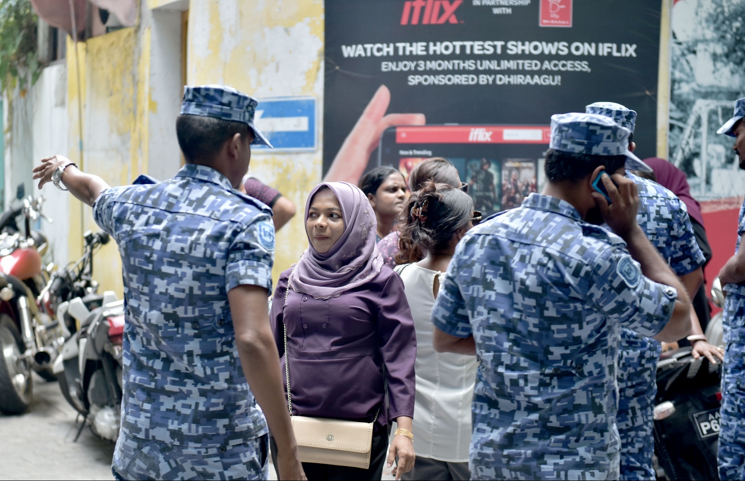 މަޖިލިސް ކައިރިއަށް އެއްވި ބަޔަކު ފޮނުވާލަން ފުލުހުން މިއަދު މަސައްކަތް ކުރަނީ. - ފޮޓޯ: ހުސެއިން ވަހީދު/ މިހާރު