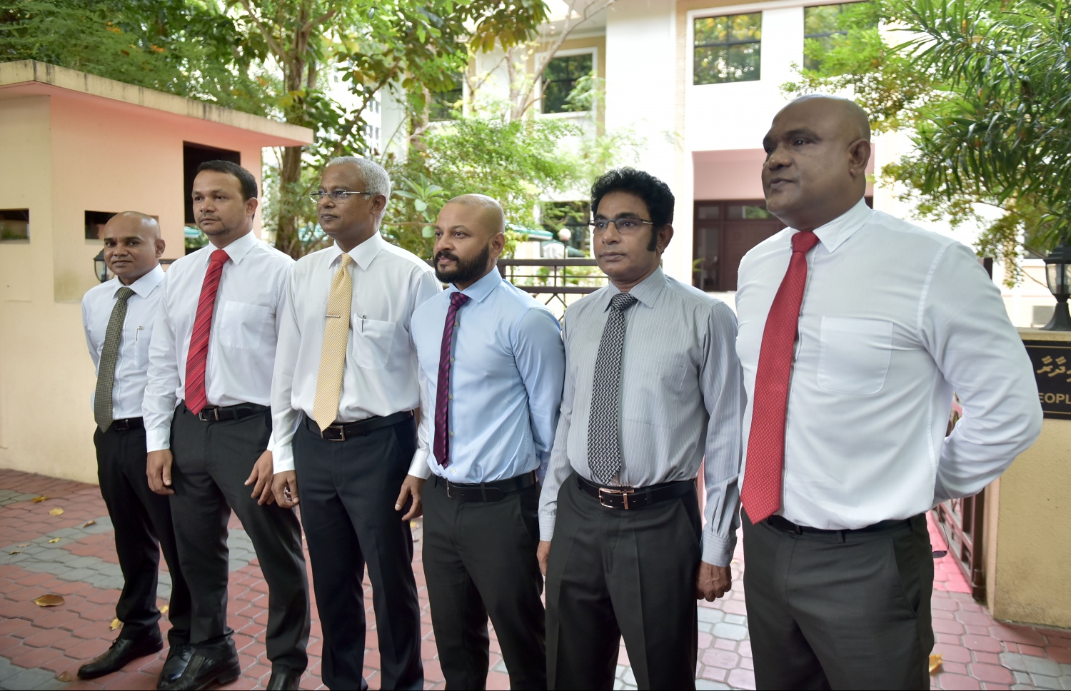 މަޖިލިހުގެ ރައީސް މަސީހްގެ އިތުބާރު ނެތްކަމުގެ މައްސަލަ މަޖިލިހަށް ވެއްދުމުގައި އިސްކޮށް ތިއްބެވި އިދިކޮޅު މެމްބަރުން، މަޖިލިހުގެ އިދާރާގެ ބޭރުގައި މިއަދު ފޮޓޯއެއް ނަންގަވަނީ.---ފޮޓޯ: ހުސެއިން ވަހީދު/މިހާރު