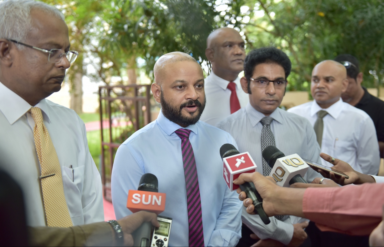 މަޖިލިހުގެ ރައީސް މަސީހްގެ އިތުބާރު ނެތްކަމުގެ މައްސަލަ މަޖިލީހަށް ހުށަހެޅުމަށް ފަހު، ދިއްގަރު ދާއިރާގެ މެމްބަރު ފާރިސް ނޫސްވެރިންނާ ވާހަކަ ދައްކަވަނީ.---ފޮޓޯ: ހުސެއިން ވަހީދު/މިހާރު