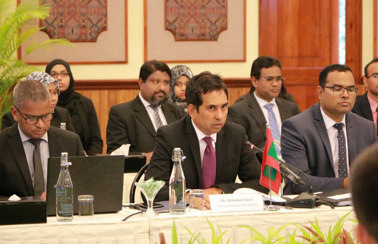 ޗައިނާއާއެކު މިނިވަން ވިޔަފާރީގެ އެއްބަސްވުން ގާއިމުކުރުމާ ބެހޭ ގޮތުން ބަނޑޮހުގައި މަޝްވަރާ ބައްދަލުވުމުގައި ބައިވެރިވި ޗައިނާގެ ވަފުދު. ފޮޓޯ: އިކޮނޮމިކް މިނިސްޓްރީ