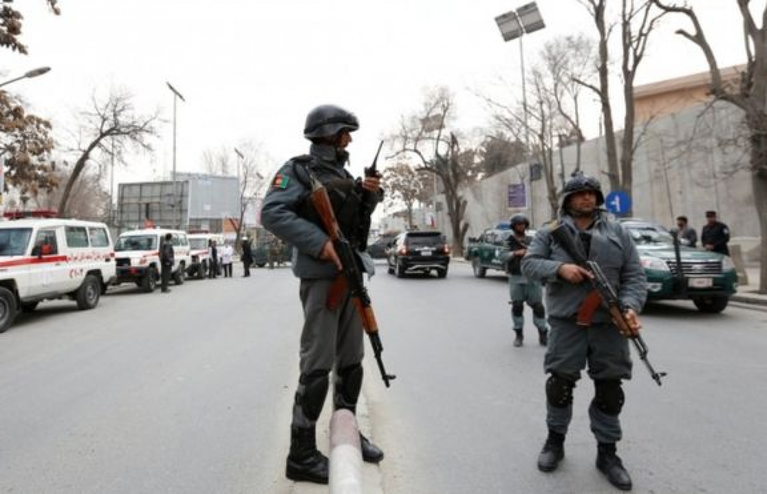 ހަމަލާ ދިން ހޮސްޕިޓަލް ހިމެނޭ ސަރަހައްދު ފުލުހުން ވަނީ ބަންދުކޮށްފައި. --ފޮޓޯ:ރޮއިޓާސް