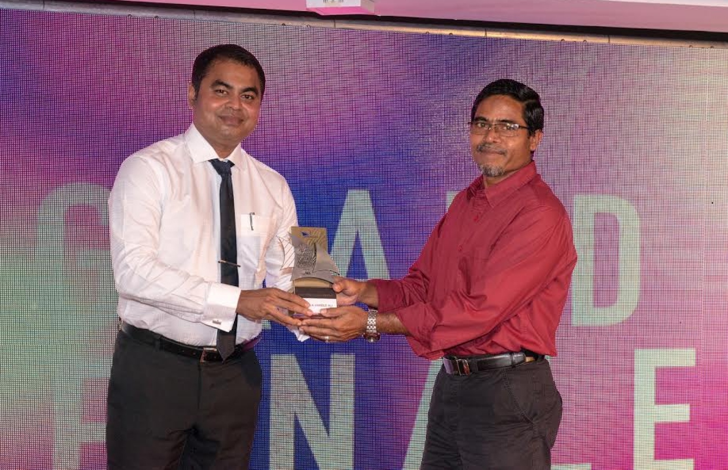 މިދިޔަ އަހަރު ބޭއްވި ބޯޓިން އެވޯޑުގައި އެވޯޑު ލިބުނު ބޭފުޅަކަށް މިނިސްޓަރު ތޯރިގު އެވޯޑު ހަވާލުކޮށްދެއްވަނީ.---ފޮޓޯ: ލޭމް